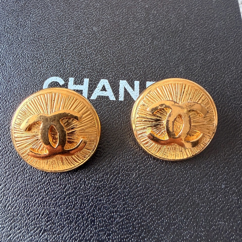 Authentic Chanel Gold Plate CC Logo Round Vintage Clip Earrings